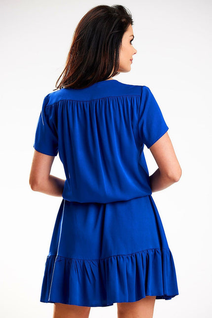 Robe bleue fluide midi casual avec manches courtes pour femme, parfaite pour une sortie quotidienne ou un événement décontracté.