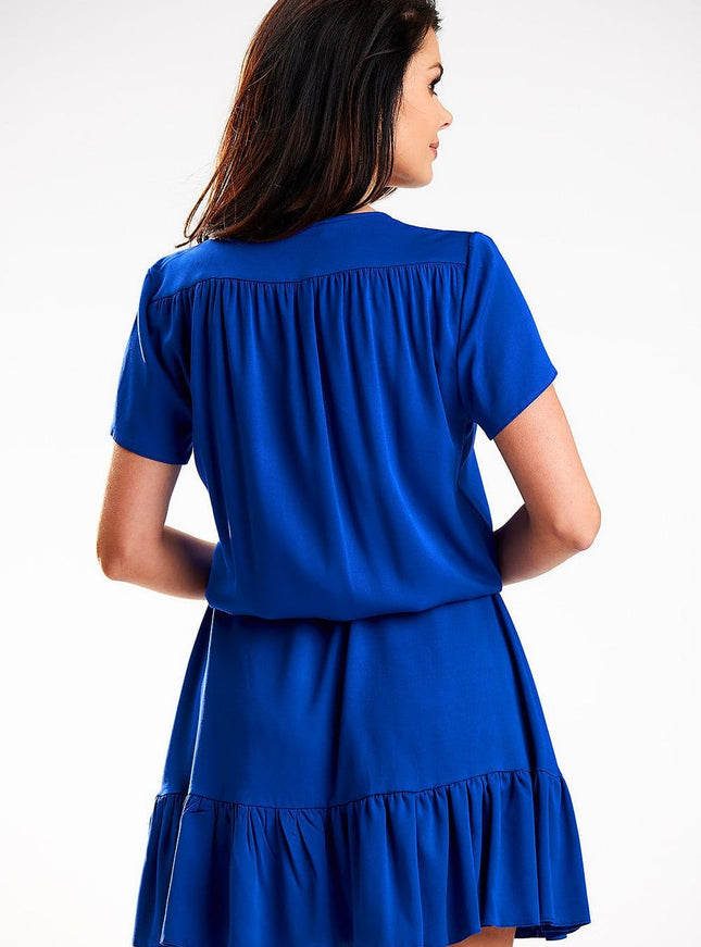 Robe bleue fluide midi casual avec manches courtes pour femme, parfaite pour une sortie quotidienne ou un événement décontracté.