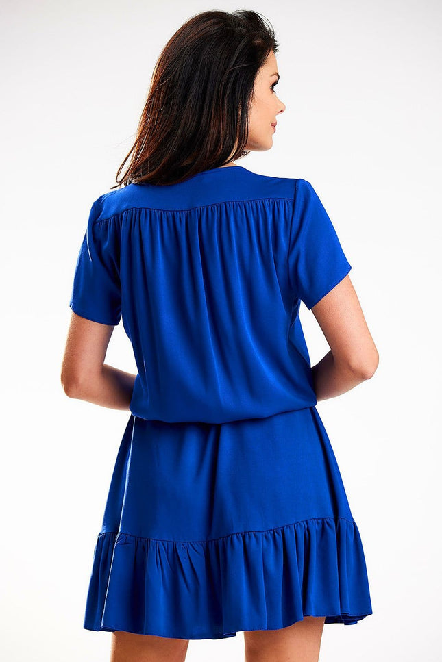 Robe bleue fluide midi casual avec manches courtes pour femme, parfaite pour une sortie quotidienne ou un événement décontracté.