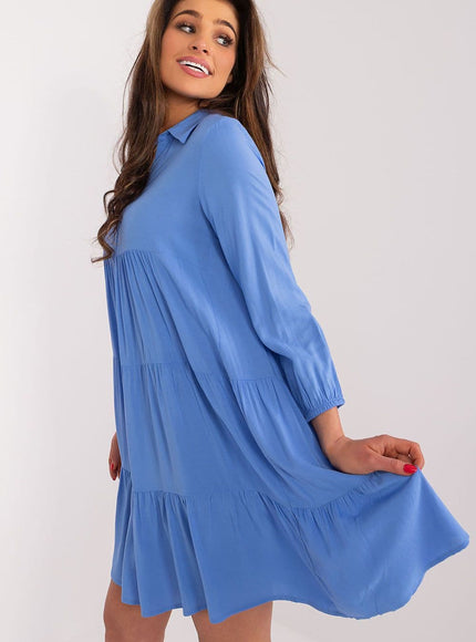 Robe bleue fluide midi casual avec manches longues pour un style décontracté et contemporain.