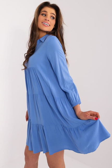 Robe bleue fluide midi casual avec manches longues pour un style décontracté et contemporain.