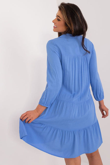 Robe bleue fluide midi à manches courtes et silhouette casual idéale pour un look décontracté et élégant au quotidien.