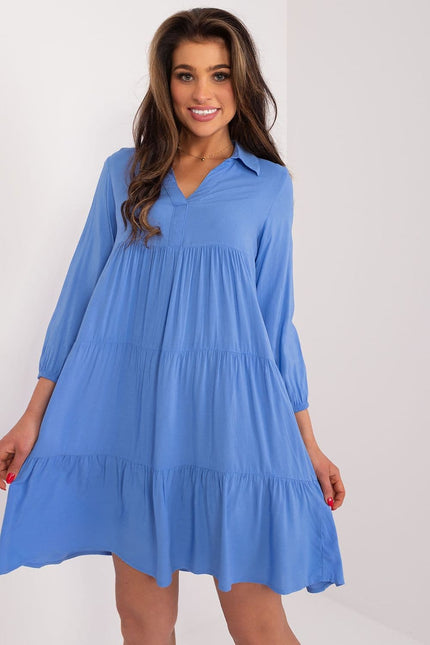 Robe bleue fluide midi casual avec manches longues pour un look quotidien aisément élégant.