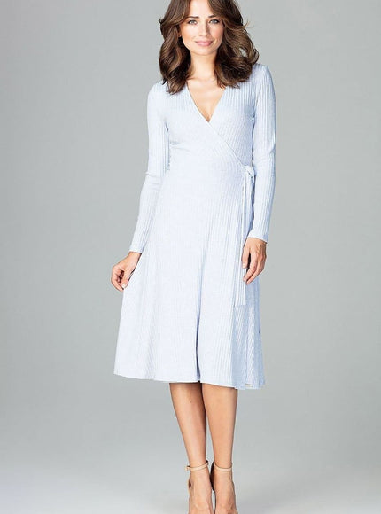 Robe de grossesse bleue midi chic avec manches longues pour soirée, élégante et confortable pour futures mamans.