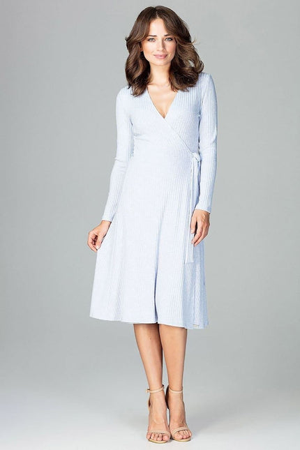 Robe de grossesse bleue midi chic avec manches longues pour soirée, élégante et confortable pour futures mamans.