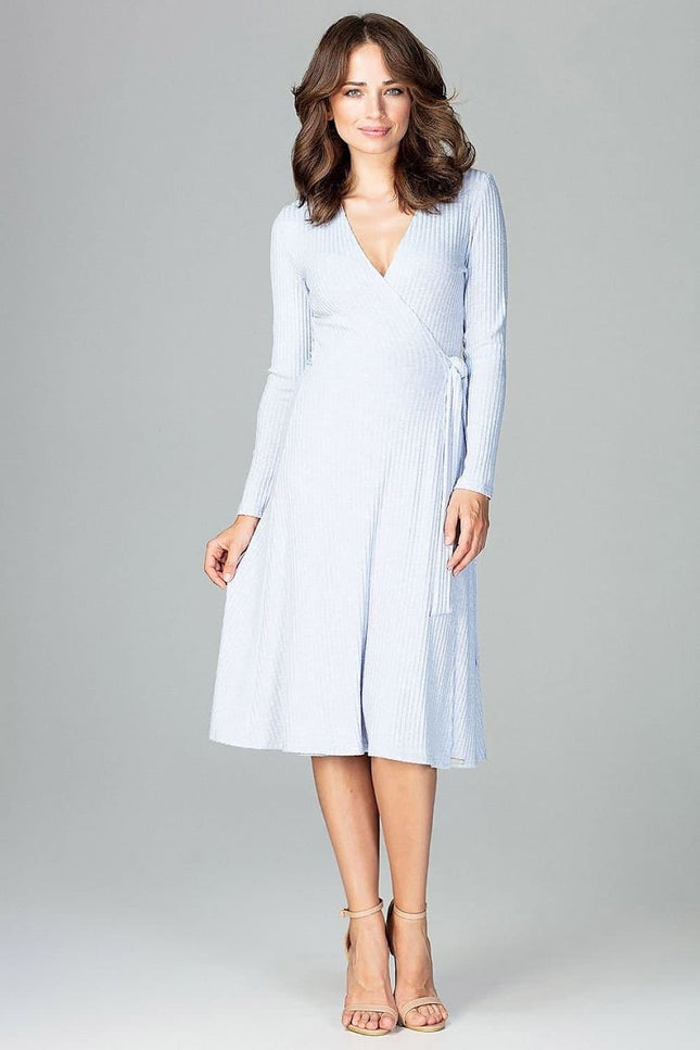 Robe de grossesse bleue midi chic avec manches longues pour soirée, élégante et confortable pour futures mamans.