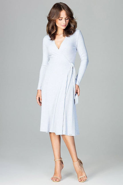 Robe de grossesse bleue midi chic avec manches longues pour cocktail ou événement élégant, silhouette confortable et style raffiné.