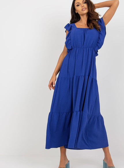 Robe bleue longue idéale pour l'été avec manches courtes, parfaite pour un look décontracté et confortable lors de journées ensoleillées.