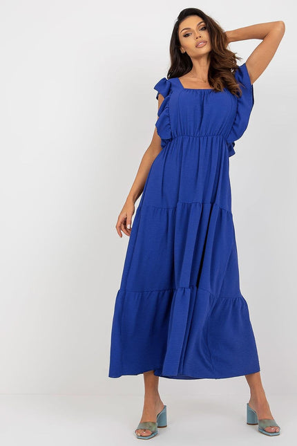 Robe bleue longue idéale pour l'été avec manches courtes, parfaite pour un look décontracté et confortable lors de journées ensoleillées.