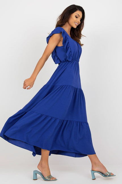 Robe bleue longue d'été, avec manches courtes et silhouette trapèze, idéale pour une soirée simple ou une balade à la plage.