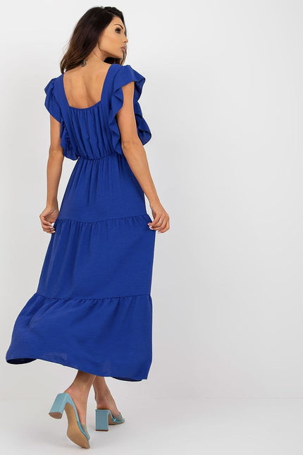 Robe bleue longue idéale pour l'été avec manches courtes et silhouette trapèze, parfaite pour une soirée en plein air ou un événement décontracté.