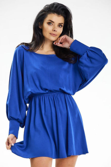 Robe bleue courte de soirée chic avec manches longues, idéale pour cocktail ou événement élégant.