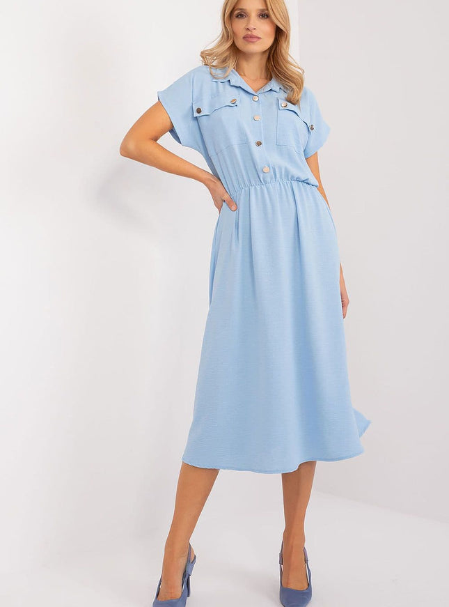 Robe bleue midi casual avec manches courtes et boutons pour une allure décontractée et élégante, idéale pour le quotidien ou une sortie.