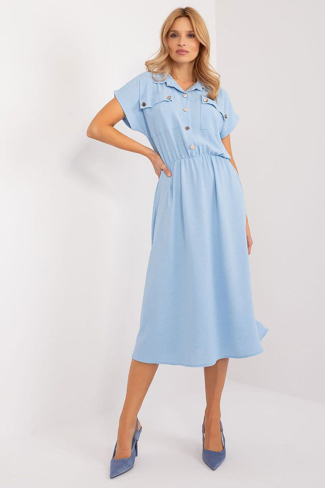 Robe bleue midi casual avec manches courtes et boutons pour une allure décontractée et élégante, idéale pour le quotidien ou une sortie.