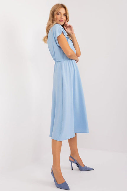 Robe bleue midi casual avec manches courtes, tissu fluide et détails boutons pour un look décontracté et féminin.