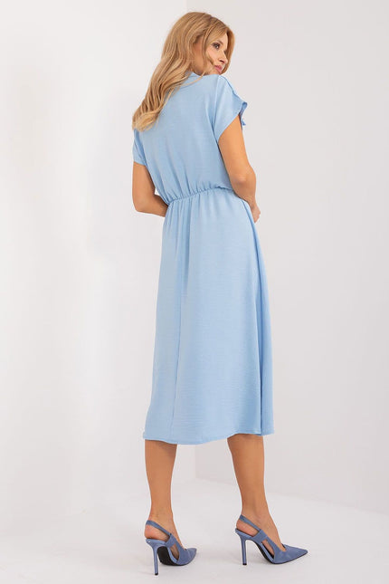 Robe bleue midi casual à manches courtes idéale pour une tenue de tous les jours ou une occasion simple.