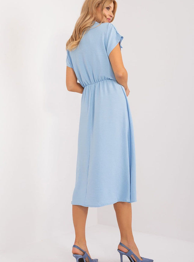 Robe bleue midi casual à manches courtes idéale pour une tenue de tous les jours ou une occasion simple.