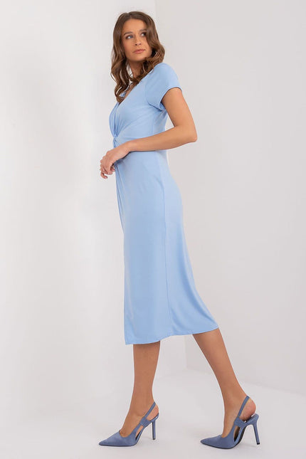 Robe bleue midi chic avec fente subtile, idéale pour cocktails ou événements formels, coupe droite avec manches courtes.