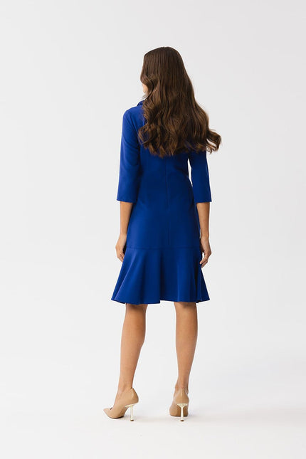 Robe bleue chic midi à manches courtes, parfaite pour cocktail ou soirée, silhouette droite élégante.