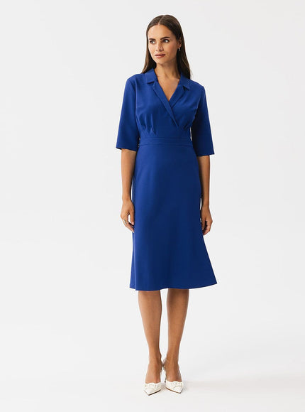 Robe bleue midi chic à manches courtes pour cocktail ou événement élégant, silhouette droite et élégante.