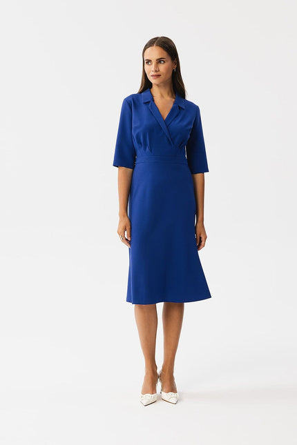 Robe bleue midi chic à manches courtes pour cocktail ou événement élégant, silhouette droite et élégante.