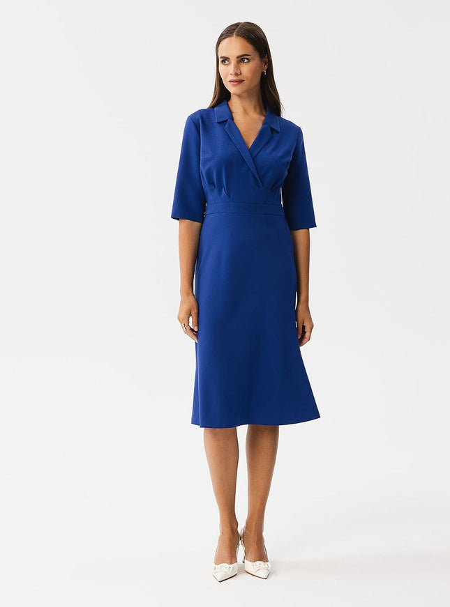 Robe bleue midi chic à manches courtes pour cocktail ou événement élégant, silhouette droite et élégante.