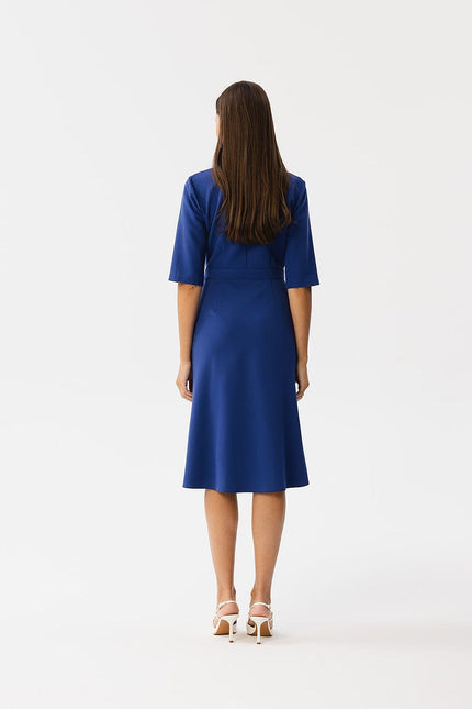 Robe bleue midi chic avec manches courtes pour cocktail et événements élégants, silhouette trapèze et confortable.