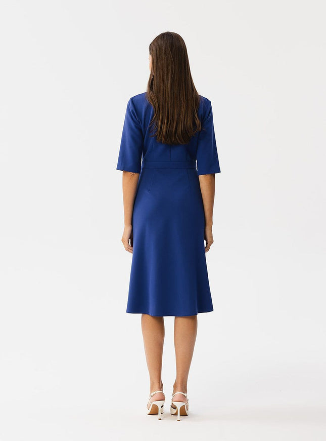 Robe bleue midi chic avec manches courtes pour cocktail et événements élégants, silhouette trapèze et confortable.