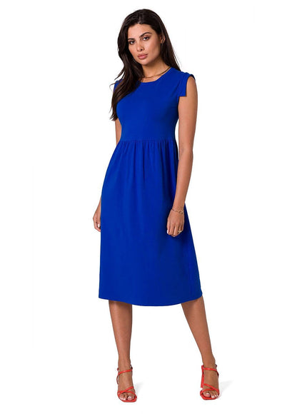 Robe bleue élégante midi sans manches, parfaite pour cocktail et événements chic.