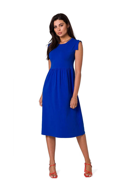 Robe bleue élégante midi sans manches, parfaite pour cocktail et événements chic.