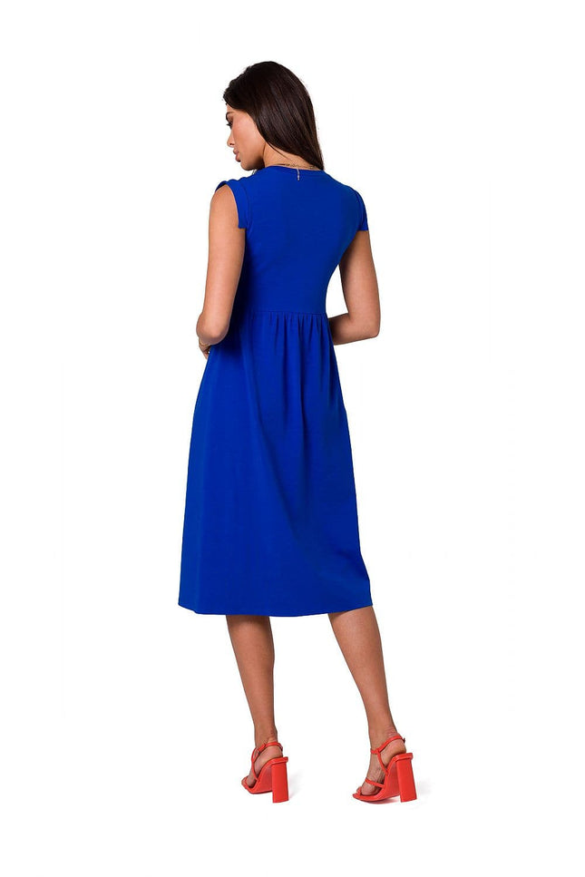 Robe bleue midi élégante sans manches pour cocktail, tenue chic et tendance avec silhouette droite, adaptée aux événements formels.