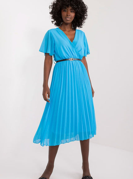 Robe bleue plissée midi chic avec manches courtes et ceinture, idéale pour cocktail ou soirée.