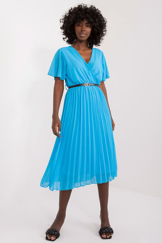 Robe bleue plissée midi chic avec manches courtes et ceinture, idéale pour cocktail ou soirée.