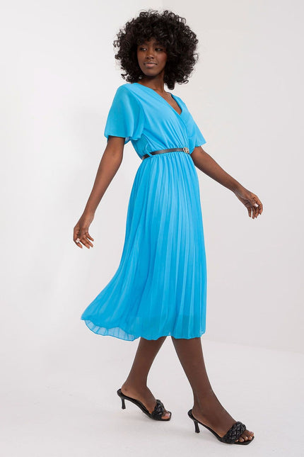 Robe bleue plissée midi chic pour soirée, manches courtes et ceinture, tenue élégante pour événements.