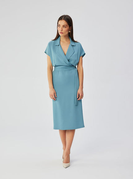 Robe bleue chic pour cocktail, style portefeuille, longueur midi, avec manches courtes et col en V, idéale pour événements élégants.