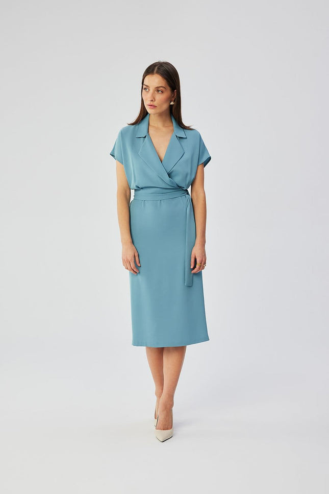 Robe bleue chic pour cocktail, style portefeuille, longueur midi, avec manches courtes et col en V, idéale pour événements élégants.