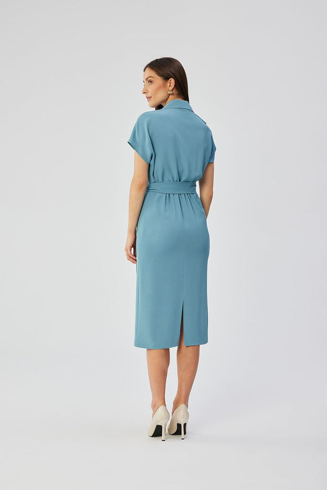 Robe bleue chic pour cocktail, style midi avec manches courtes et silhouette droite, parfaite pour évènement élégant.