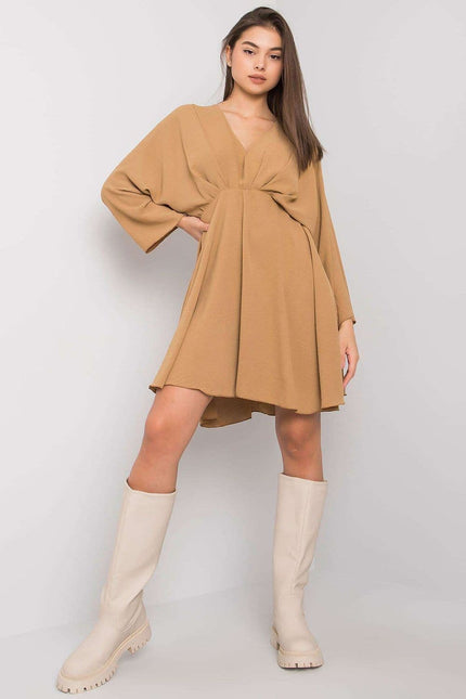 Robe bohème terracotta midi à manches longues pour un look chic et confortable, idéale pour les occasions décontractées ou sorties en ville.