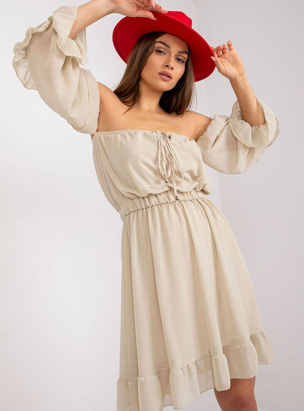 Robe bohème beige à manches longues et épaules dénudées, idéale pour un style champêtre ou une soirée décontractée.