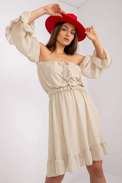 Robe bohème beige à manches longues et épaules dénudées, idéale pour un style champêtre ou une soirée décontractée.