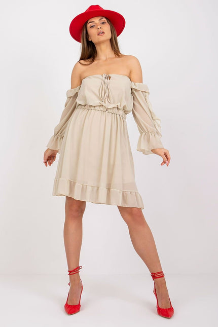 Robe bohème beige à manches longues et épaules dénudées, idéale pour un style décontracté chic ou évènement décontracté.