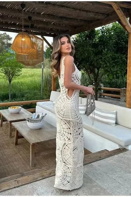 Robe bohème blanche longue en crochet, idéale pour l'été, avec une silhouette trapèze et sans manches, parfait pour une journée à la plage.