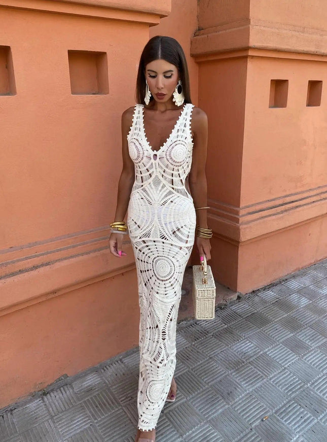 Robe bohème blanche longue en crochet idéale pour l'été avec silhouette droite et sans manches, parfaite pour une soirée décontractée ou un événement de plage.