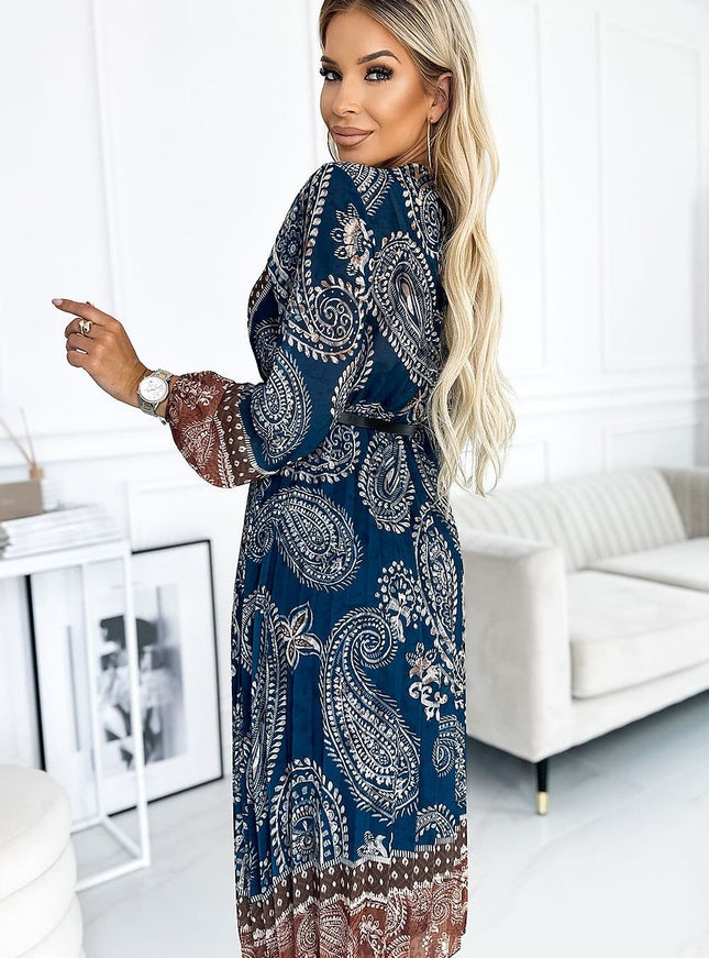 Robe bohème bleue midi à manches longues, idéale pour un style champêtre invité mariage ou une soirée décontractée.