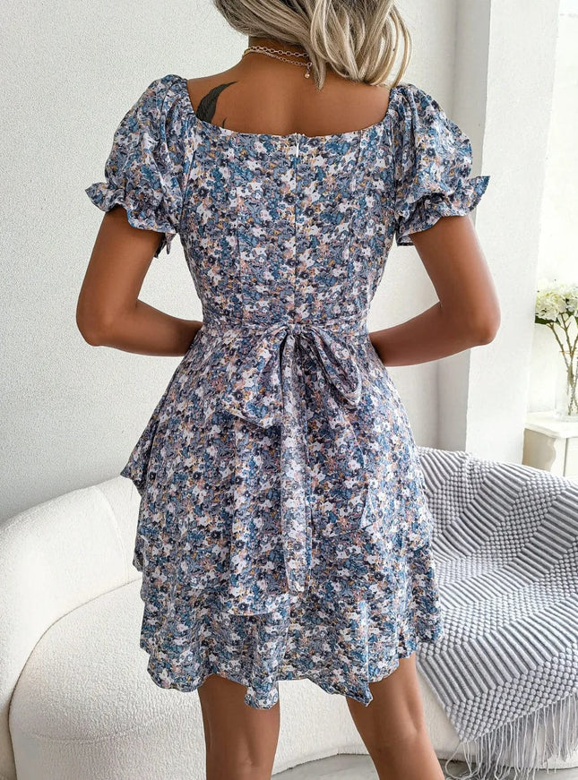 "Robe bohème courte fleurie bleue idéale pour une soirée d'été, manches courtes avec décolleté élégant, légère et tendance pour toutes occasions."