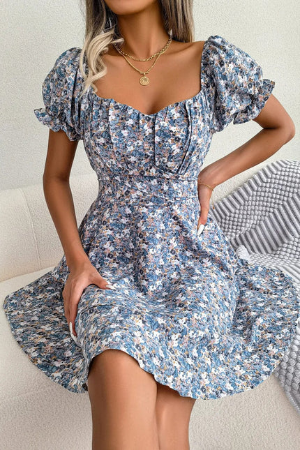 Robe bohème courte fleurie bleue à manches courtes et décolleté, idéale pour une sortie décontractée ou un événement chic d'été.