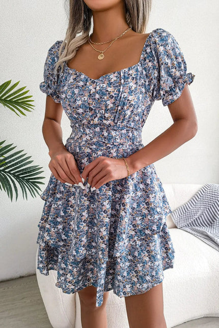 Robe bohème courte fleurie bleue avec manches courtes et décolleté, idéale pour sortie décontractée ou événement casual.