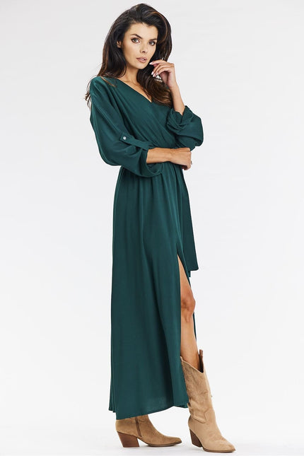 Robe verte longue bohème chic avec manches longues et fente pour soirées ou évènements casual.