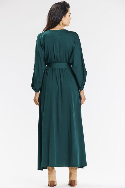 Robe verte longue manches longues style simple pour cocktail ou événement casual.