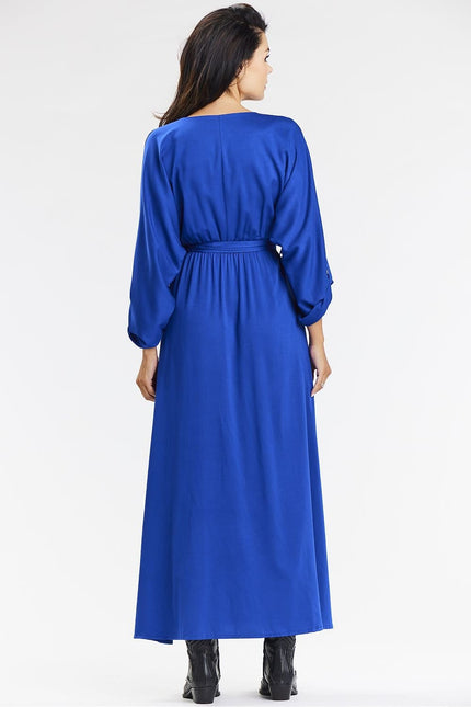 Robe bleue longue à manches longues et taille cintrée pour soirée chic ou évènement de gala.